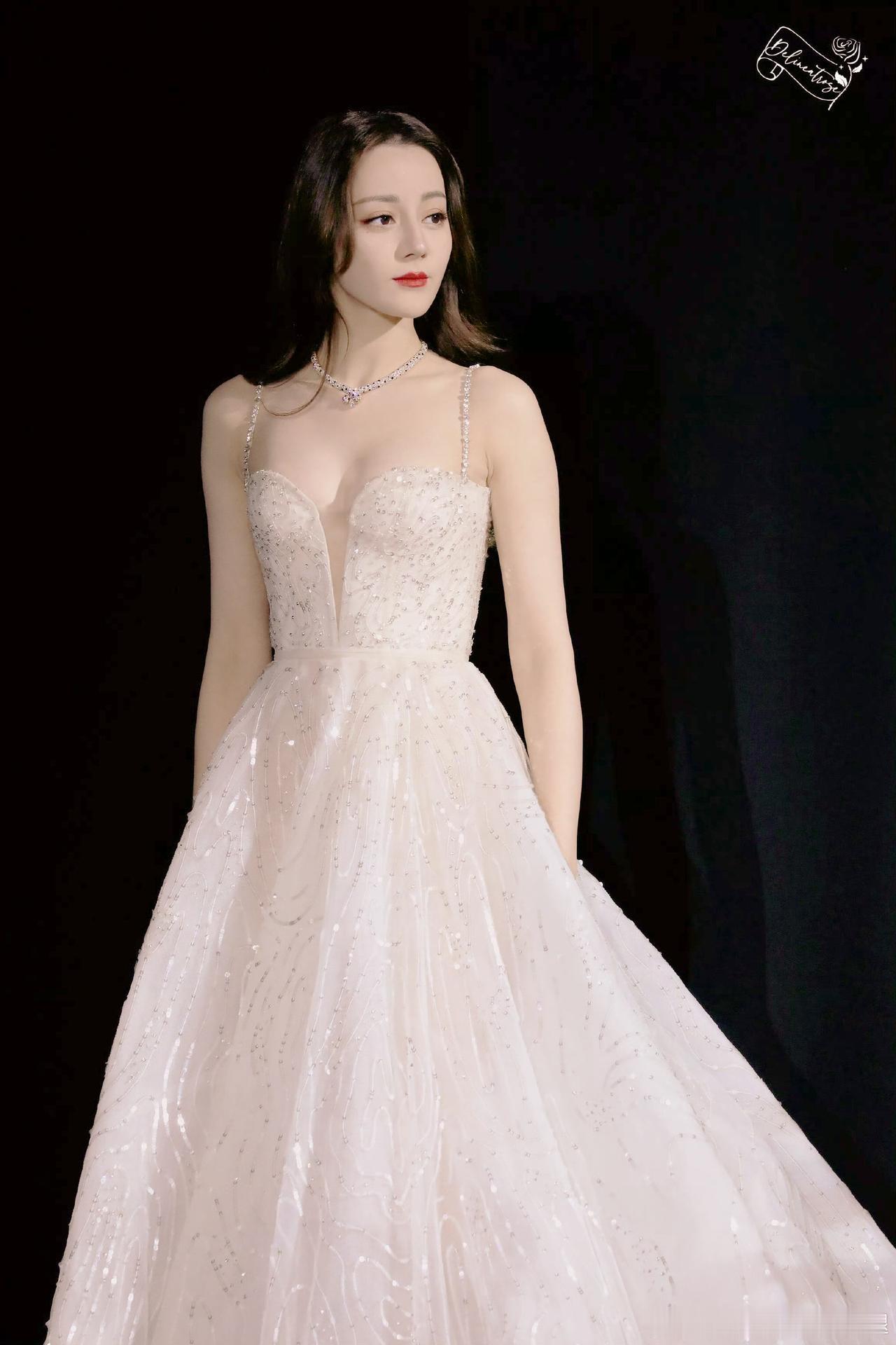 迪丽热巴身材好吗？迪丽热巴迪丽热巴好看吗