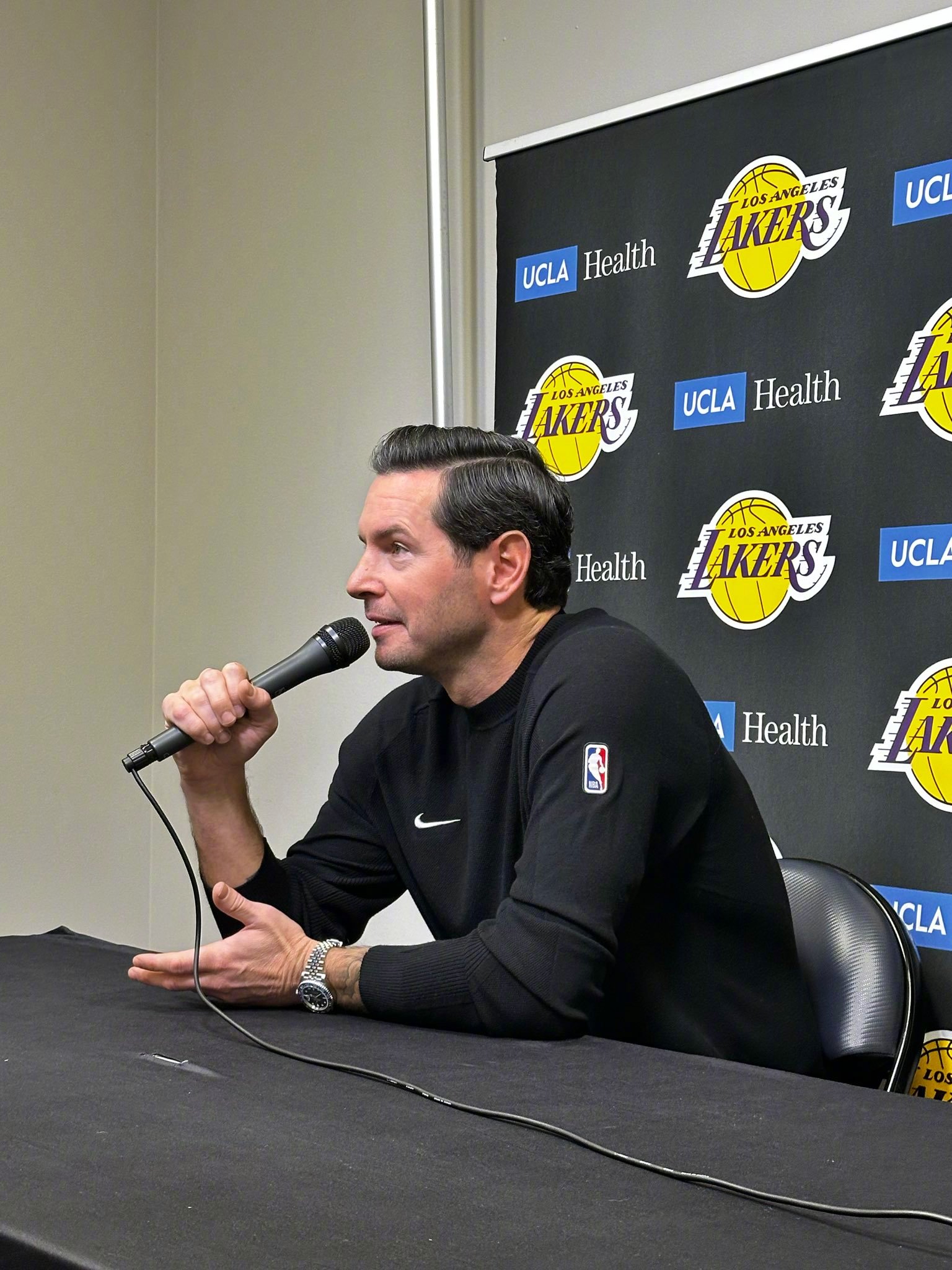 JJ·雷迪克说：“我开始这份工作的时候就已经有很多白头发了，现在白头发更多了，而