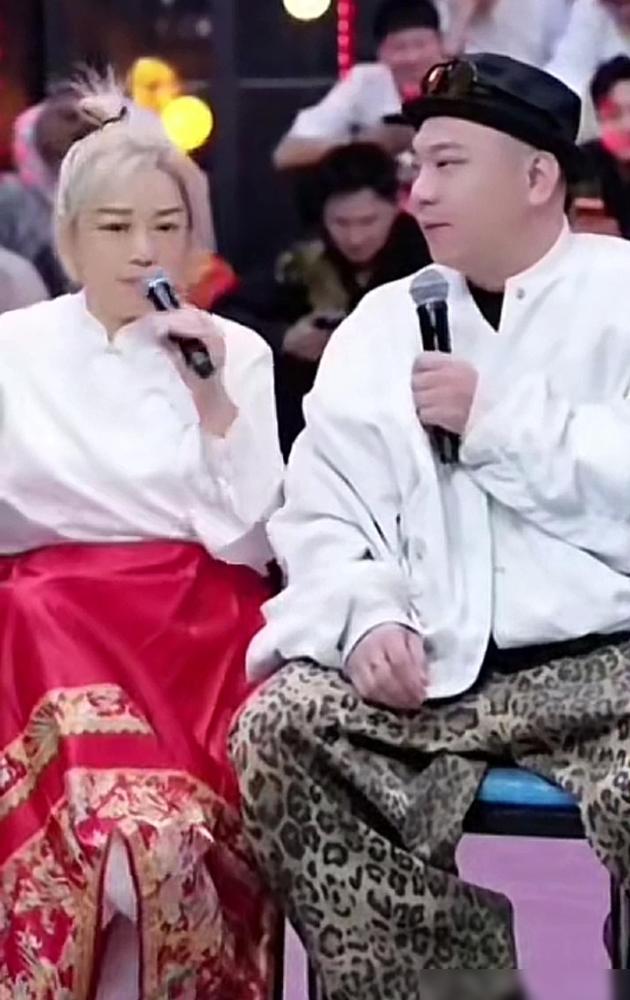 二人转演员小黄飞直播时，对田娃说:“能不能帮她跟老爷子求一幅字。”田娃表示，下播