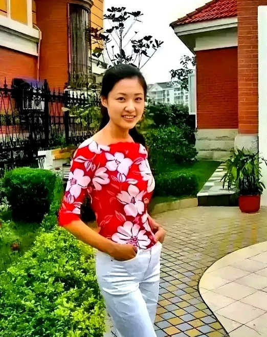周涛就属于越老越好看现在看周涛啊，那脸型圆润得刚刚好，笑起来特别有亲和力，整
