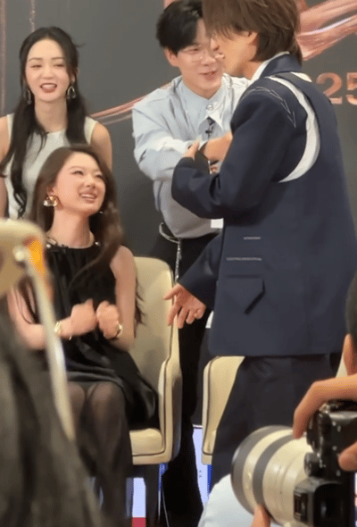这座位给单依纯吓的单依纯让座名场面必须反复回味！着急解释的样子又憨又萌，综艺感