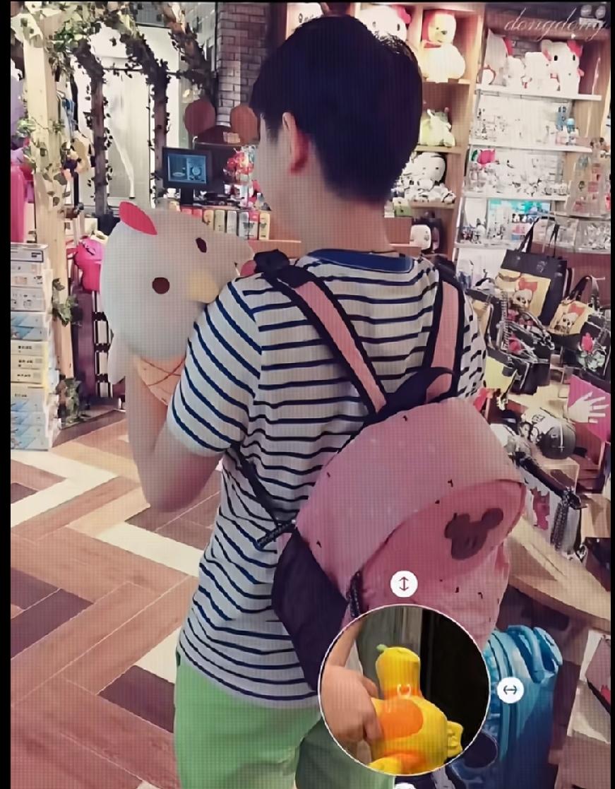 谁能想到这个逛文创店、抱着软乎乎玩偶的小姑娘，是世界第一孙颖莎！单单一个背影都