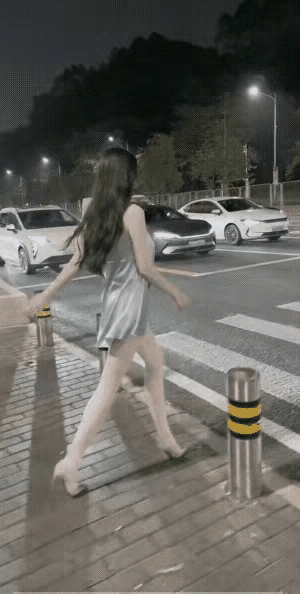 天啊，世界之大，无奇不有，这个女子居然在斑马线上突然停了下来，把马路当成T台，给