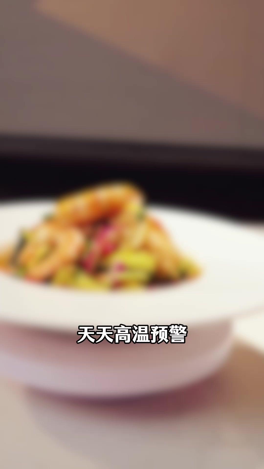 💦炎热的夏天，大家应该特别需要一个万能凉拌汁的配方。✨食材：黄瓜、虾、小米椒