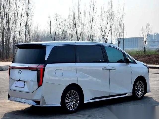 我跟你讲,2025年别急着买车。工信部刚放了两条消息,刀刀见血:一,2026