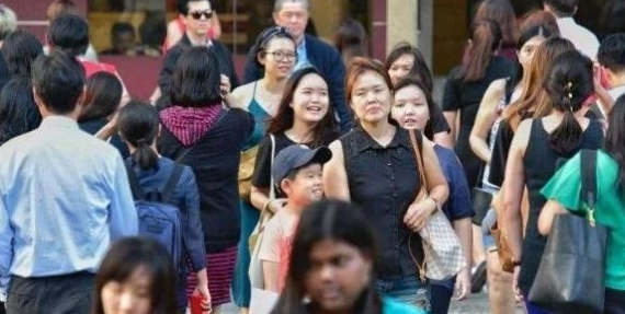 有些人不知道，目前新加坡是最不希望西方落后于中国的，他们整天在呼吁西方要防备中国