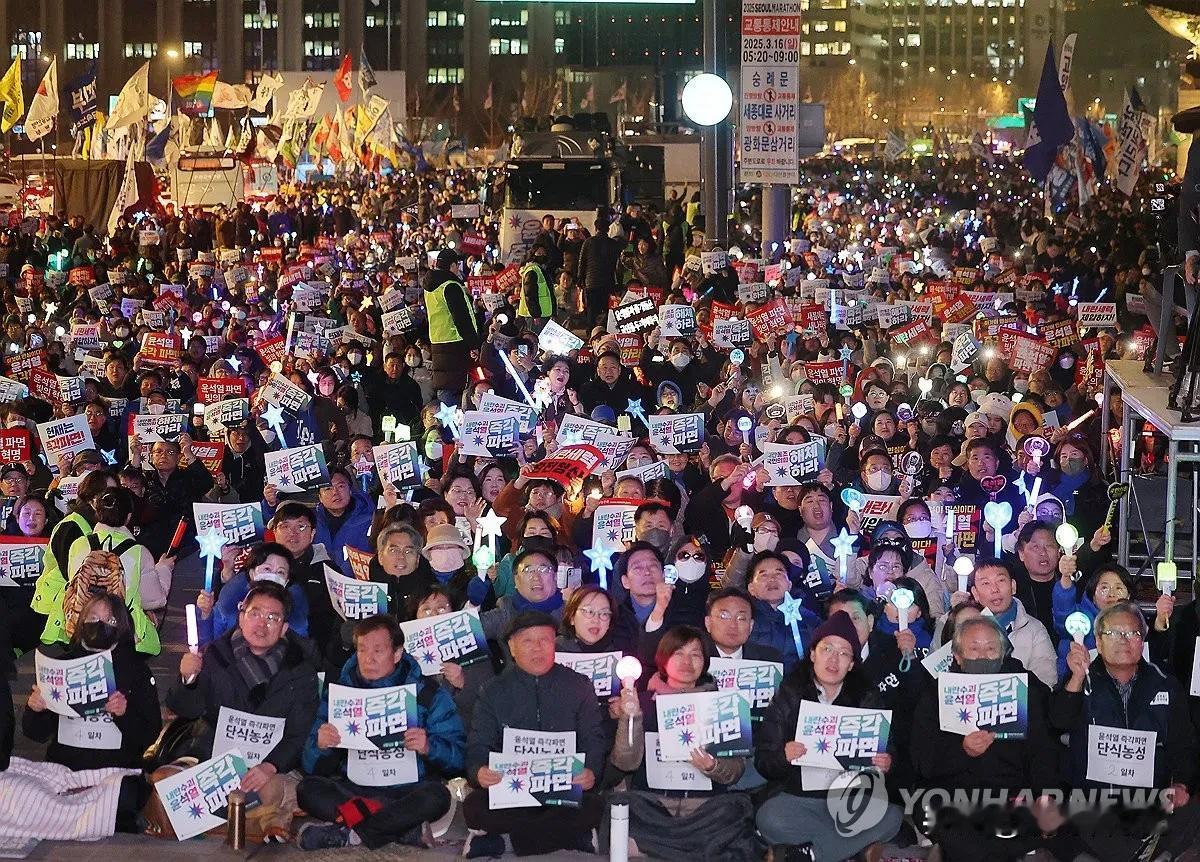 剃光头、通宵守候……韩国民众开始重新集结，要求罢免总统尹锡悦！而出狱后的尹锡悦也