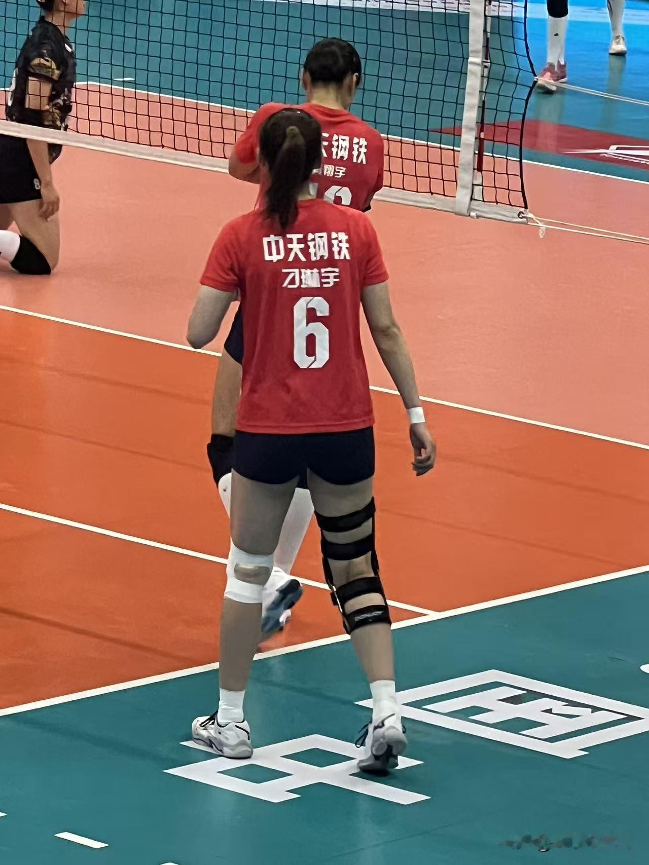 中国女排二传“一姐”刁琳宇出战福建“广海杯”女排邀请赛。此次赛事也是她膝盖手术后