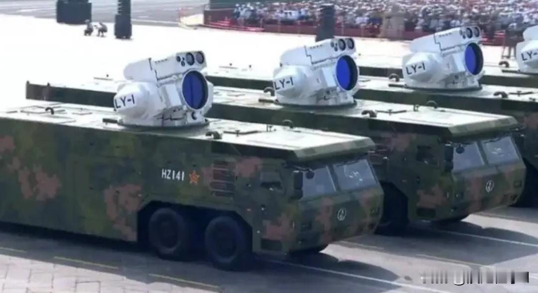 民船秒变战舰中国LY-1激光武器亮相阅兵时，被西方媒体瞎乐称为“滚筒洗衣机