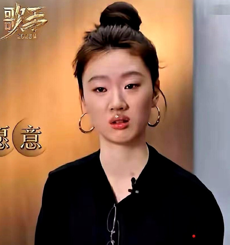 单依纯被吐槽不是没有道理的理由很简单在采访她时，她说了这样的一句话：她愿