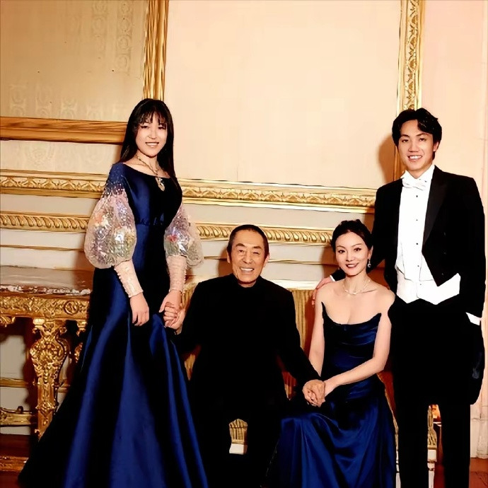 几个老媒体人聊起张艺谋，却都在感叹陈婷“是个狠人”。你想啊，19岁的小姑娘，书