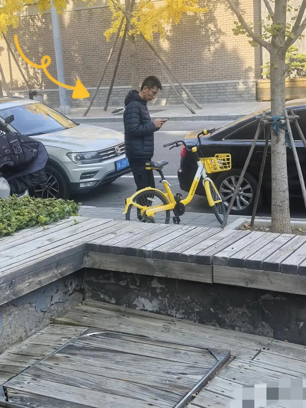 这下彻底火出圈！孙东旭离职后在北京万柳书院附近被偶遇，骑小黄车的样子直接颠覆