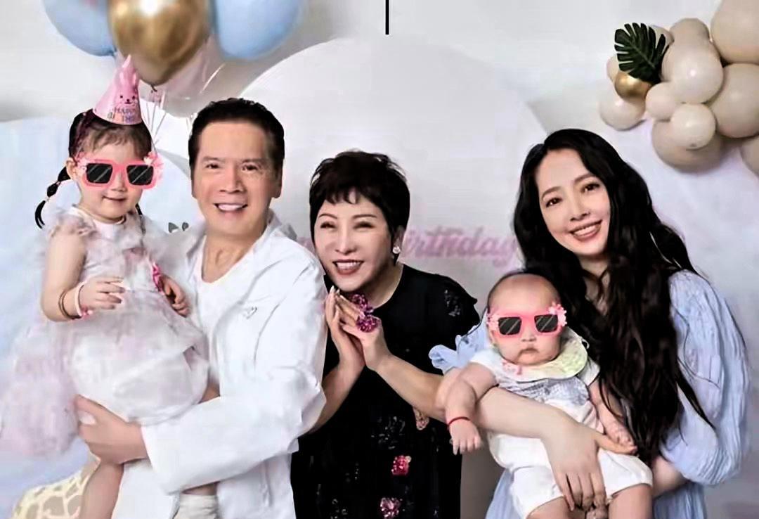 向太这波宠孙操作也太壕了！Labubu这种潮玩圈的天价娃娃，说买就买，豪门奶奶的