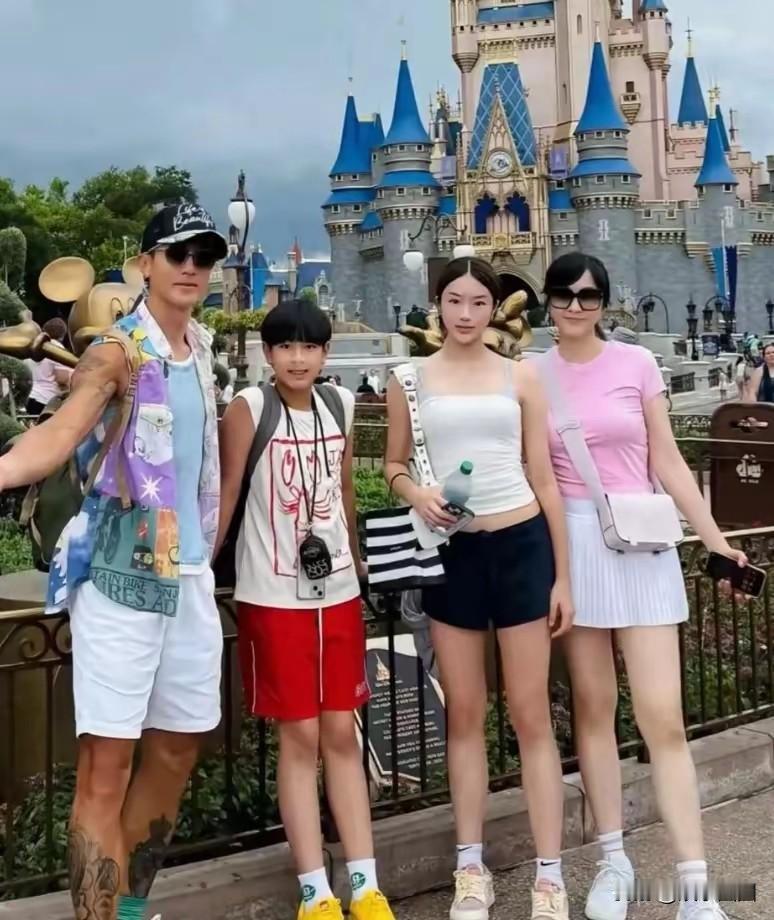 吴尊的孩子都那么大了不知道能不能说感觉俩孩子没有超过父母的长相呢儿子和吴