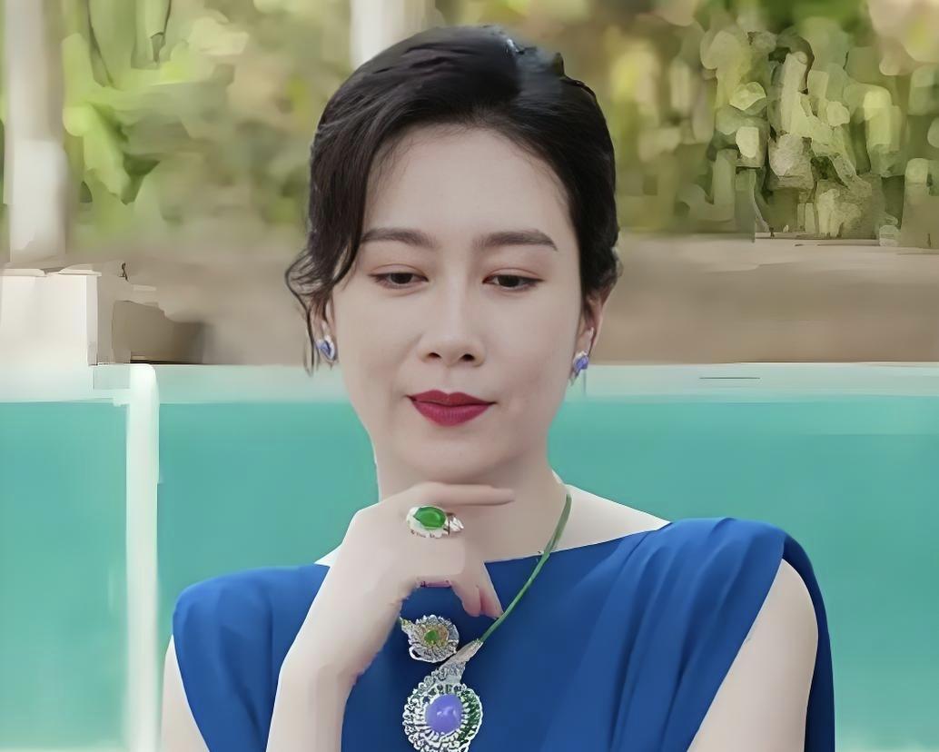 “方蕾把许妍的旧照甩进家族群那天，婆婆手一抖，燕窝洒了半碗。”热搜方蕾好