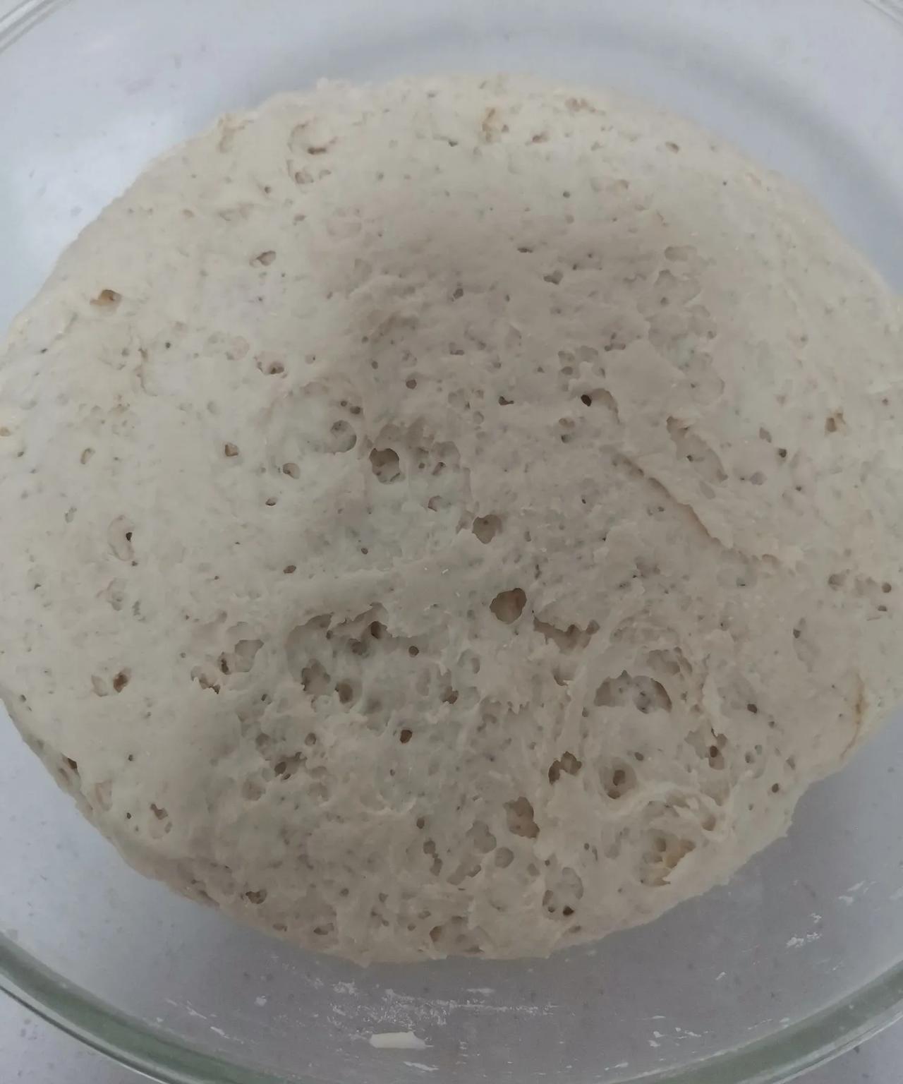为了能消耗掉这些豇豆，今天我做了豇豆馅的包子。把肉馅的一半用油煸一下，放点13