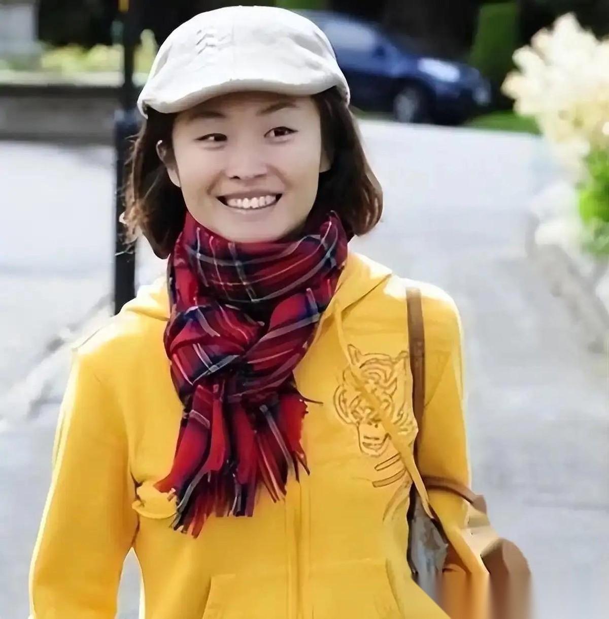 敬一丹之女王尔晴，本可顺着母亲的脚步跻身央视，成为万众瞩目的名嘴，也可安享亿万富