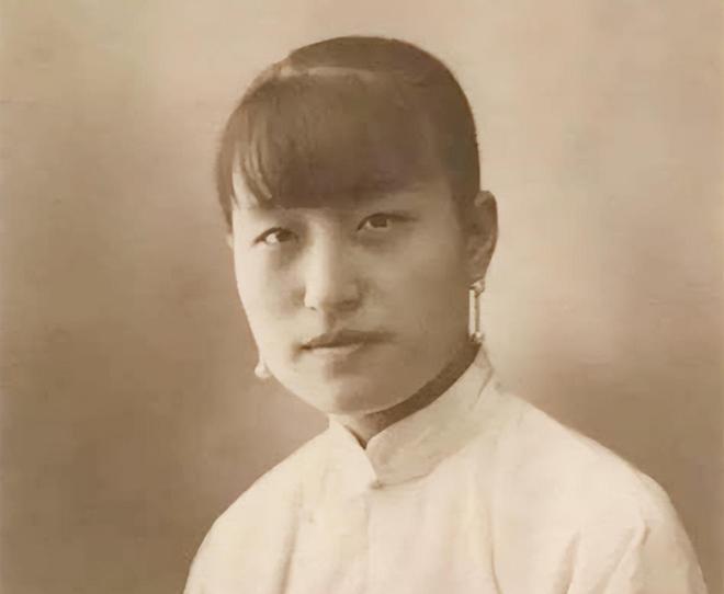 1971年，84岁的蒋介石在台北士林官邸展开一封香港来信。泛黄的信纸上，65