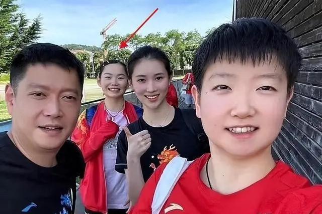 国乒陪练何卓佳在谈到孙颖莎时，除了敬佩，就是“姐姐般”的疼爱，她表示：我和莎莎相