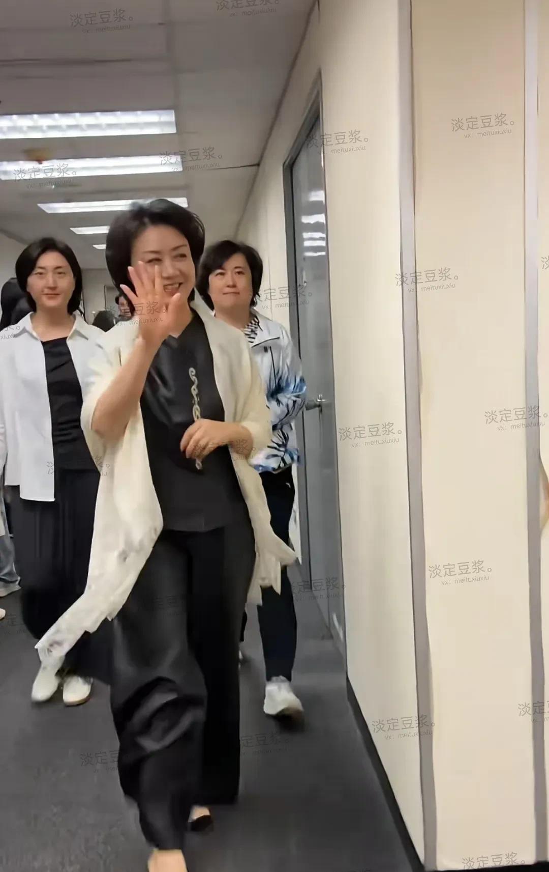 看京剧演员李胜素的气质，一看就是很有素质的女人，脚步轻快，端庄得体，穿着也很适合