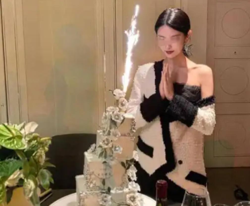 2020年，上海一位女子在KTV庆生，豪气地点了一瓶49800元的路易十三，外加