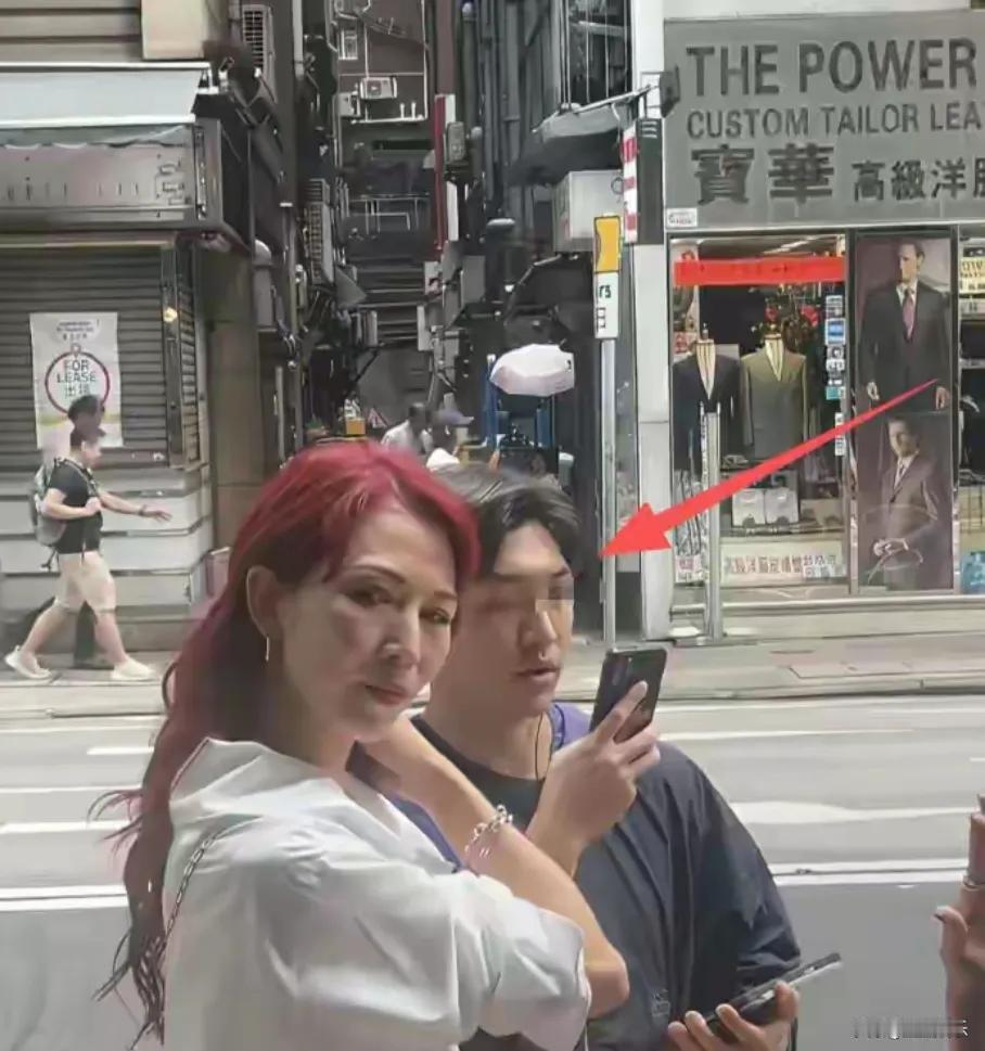 52岁的蔡少芬近期因街头生图引发“脸垮显老”的热议。镜头下，她染着红发却难掩白发