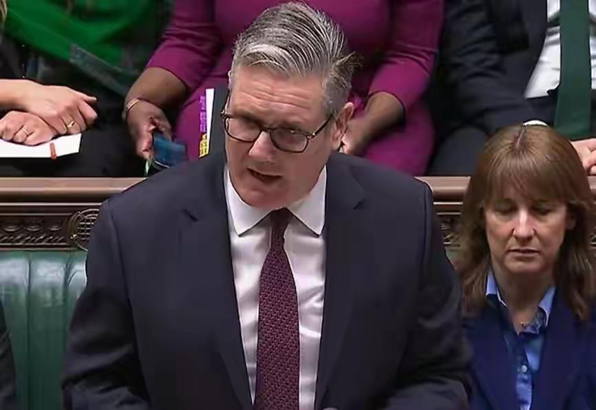 如今嚷嚷着要斯塔默下台的，早已不是英国反对党，也不是街头民众，而是大洋彼岸那位“