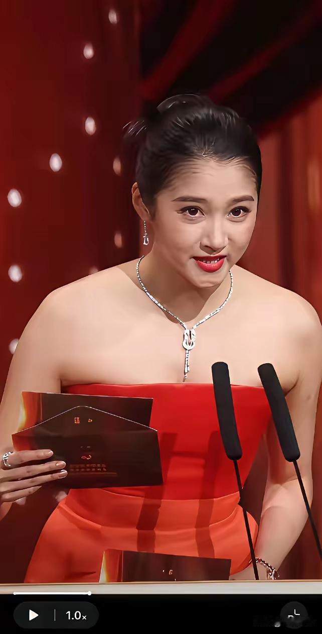 说实话，穿抹胸裙得有迷人的锁骨，不然真的不好看。关晓彤那虎背熊腰的身形，哪像2