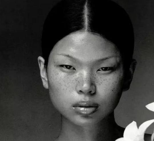 1999年，18岁的吕燕去面试模特，她满脸雀斑，一个男人对她说：“你真漂亮，真