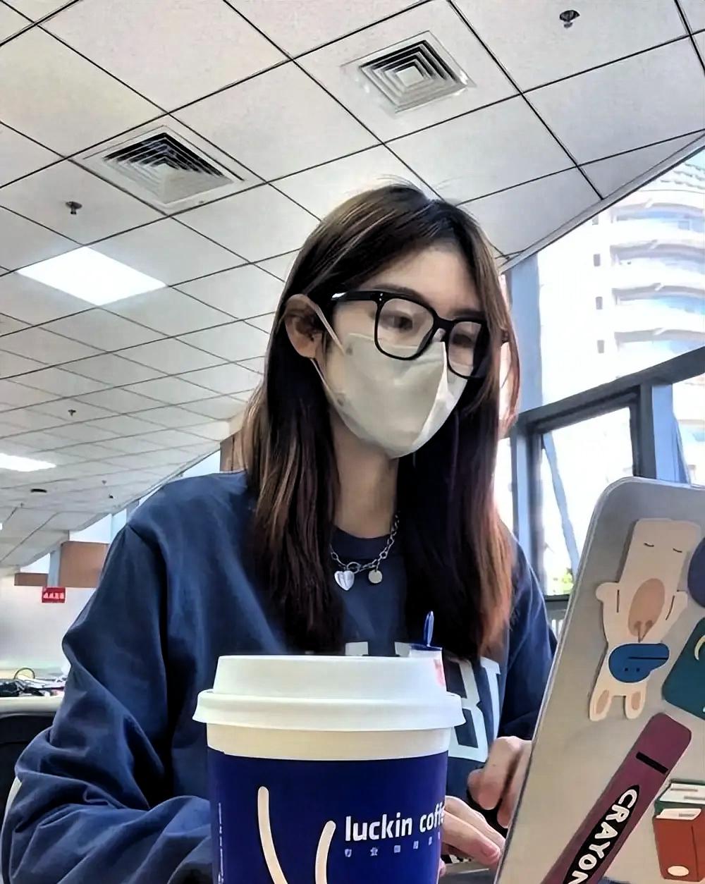 全网吵翻！贫困女大学生拿4500助学金，每天一杯9.9瑞幸，同学实名举报，女生崩