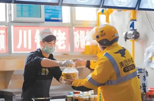 一点都不丢脸，近日，四川遂宁一位公职人员孙先生因下班后兼职送外卖引发热议。近