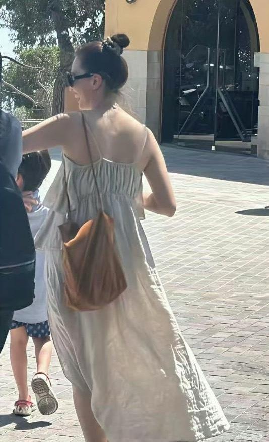 为什么高圆圆这个年龄穿吊带都没有油腻感呢？像麻布一样的衣服一般人还真穿不出感觉啊