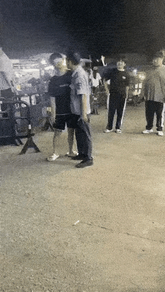 拳头砸向保安脸的瞬间，就该想到这冲动会烧光所有退路！不知起因的争执里，男子一拳将