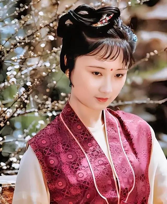 在《红楼梦》中，为什么香菱盼着夏金桂进门？其实这事儿"得怪黛玉"。林黛玉对香菱