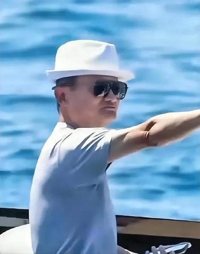 马云是活明白了。当国内的企业争得头破血流的时候，人家跑去法国游玩去了。任凭他们怎