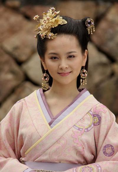 前150年深秋，长乐宫的铜漏滴着寒雨，38岁的汉景帝攥着栗姬的衣袖，指节陷