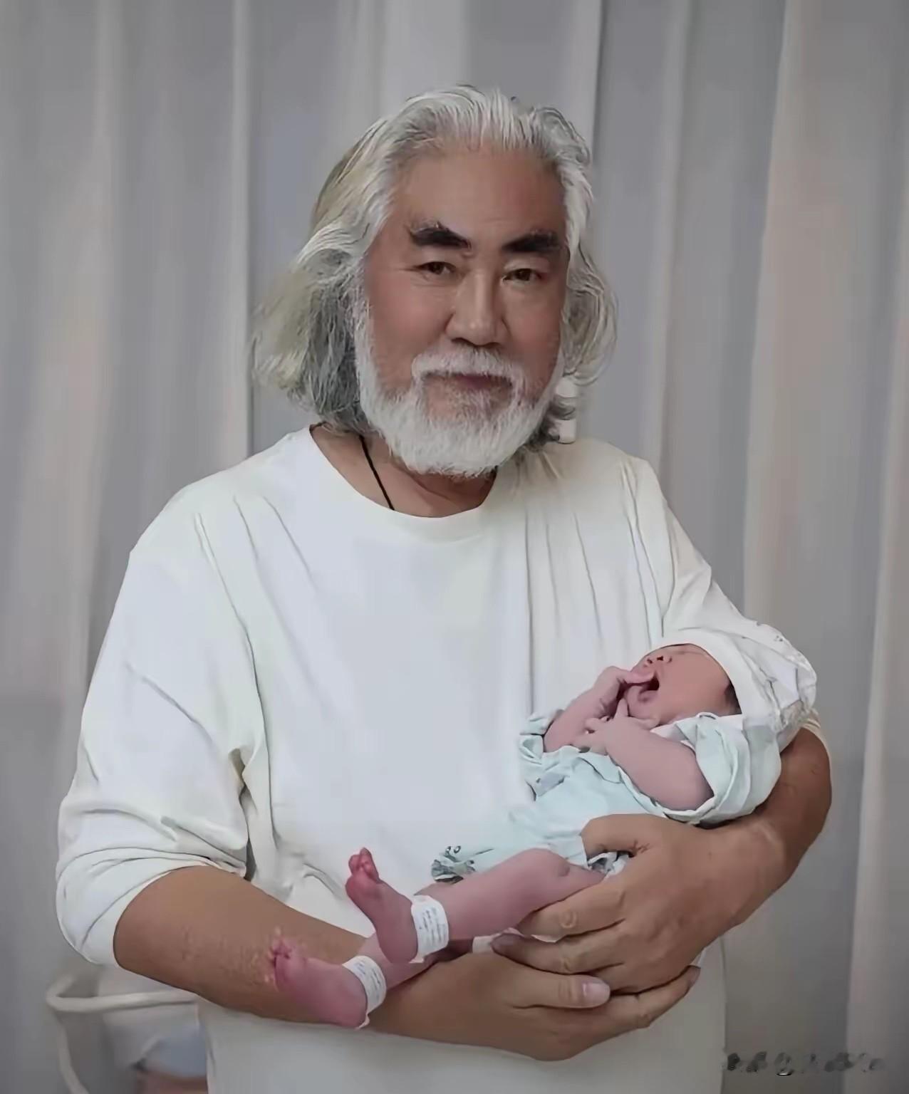 说起张纪中，大伙都熟悉。当年和第二任妻子分开的时候，官司闹得满城风雨，两个人吵得打得不可开交，风波铺