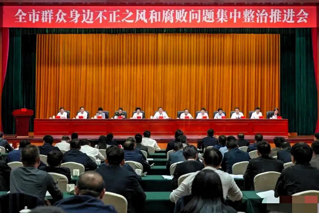 纪委这次的刀法，变了。不仅仅是砍向贪官的钱袋子，更是直指官场的“脑电波”。最