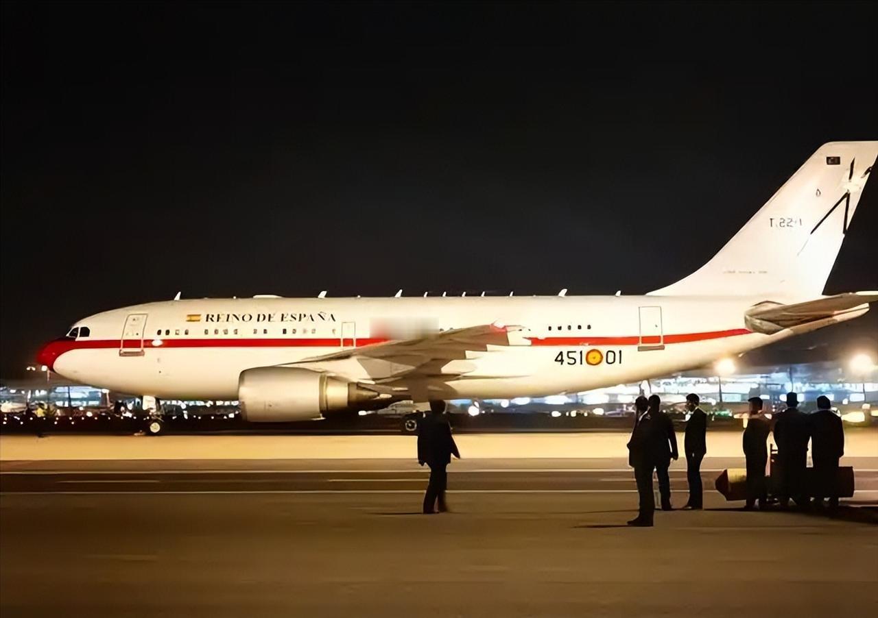 西班牙首相太尴尬了，专机在飞往亚洲途中突然发生故障，被迫紧急降落在土耳其机场。本