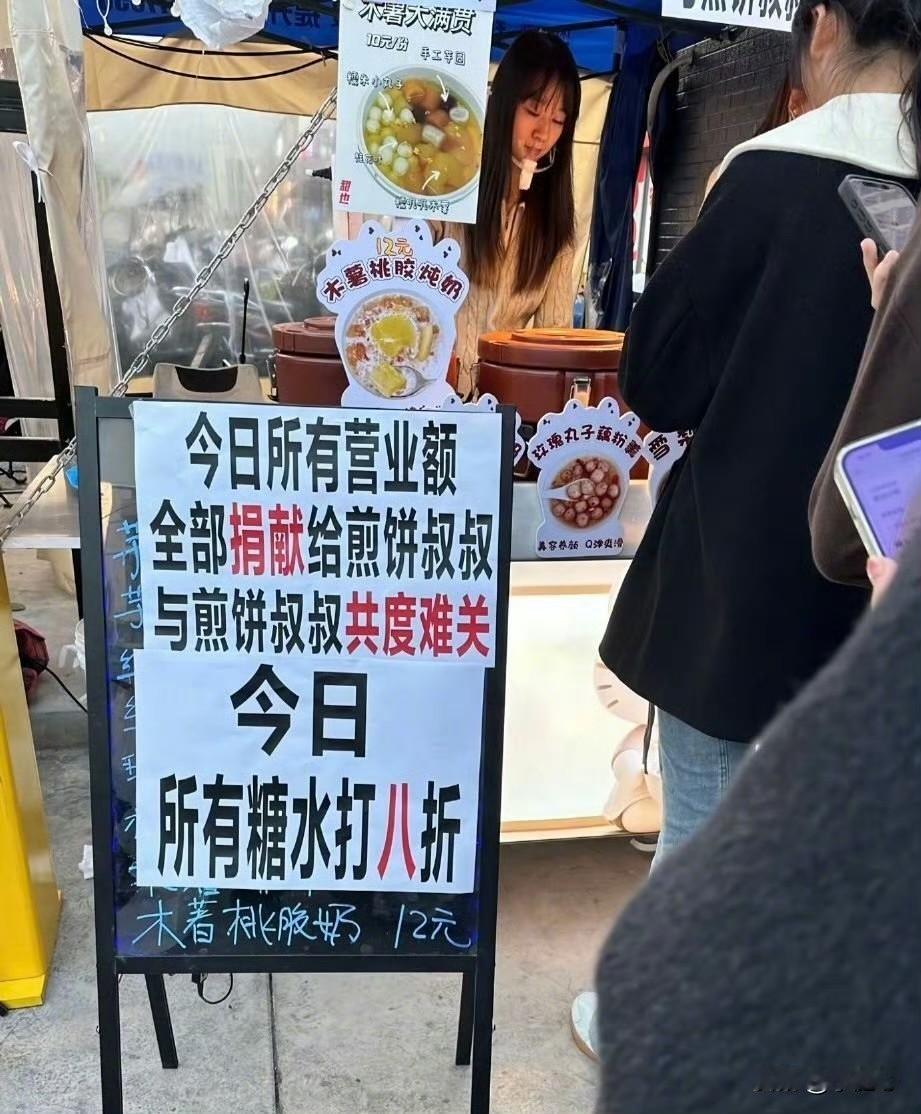 在福建师范大学旗山校区旁边，有一条热热闹闹的小吃街，每天一到饭点就挤满了学生，各