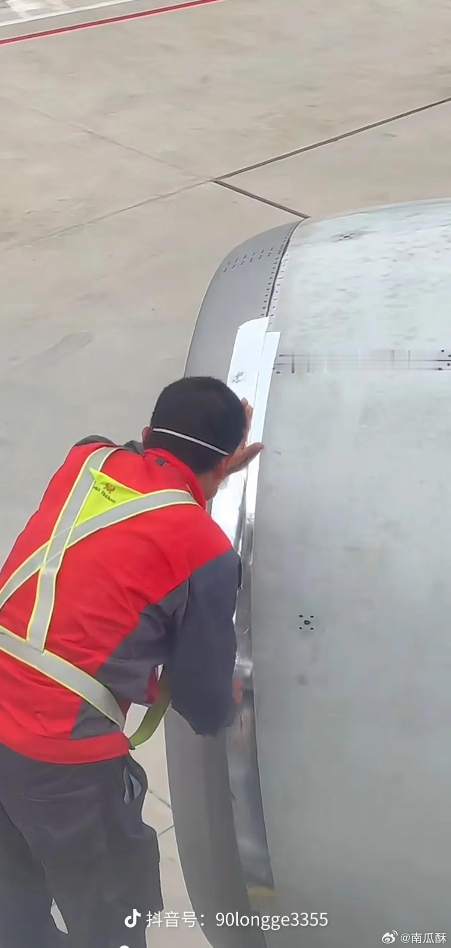 刷到关于「航空胶带」的视频。评论区网友纷纷表示：这能行吗，我要下飞机。[捂脸哭]不