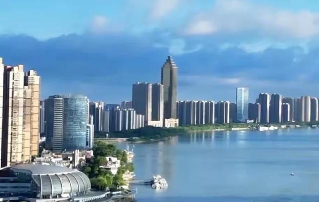 中国能不能真正实现和平崛起，主要取决于两点：一是中国的忍耐力，二是中国的军事实力