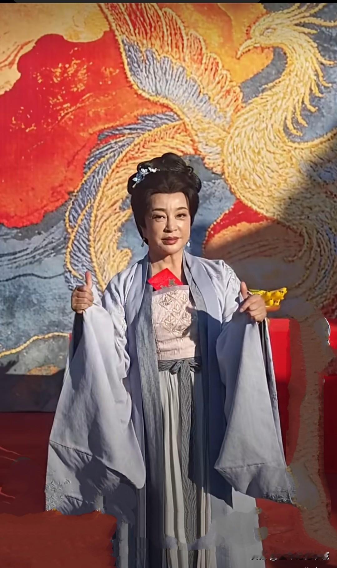 刘晓庆古装新剧开拍，刘晓庆75岁再次古装造型出场，这造型很粗糙，比以前在《武则天