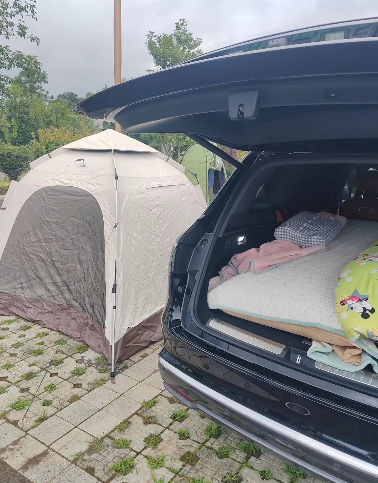 自驾游晚上睡哪儿，这事可太值得琢磨了。听我一句劝，纠结酒店、帐篷还是睡车里的