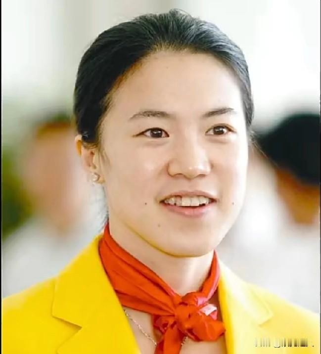 主持人问马龙：“在国乒队里，你最怕谁啊？是不是刘国梁指导？”马龙赶紧摇摇头：“不