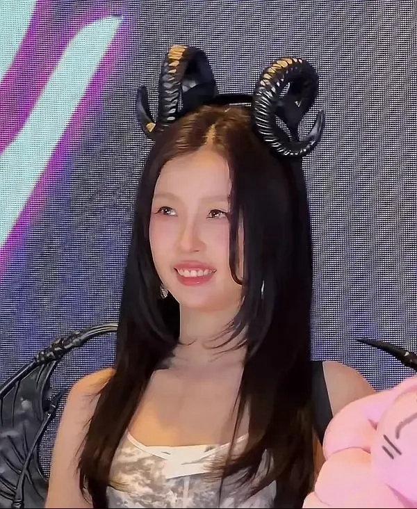 虞书欣这什么雷霆造型啊，cos大角牛吗？