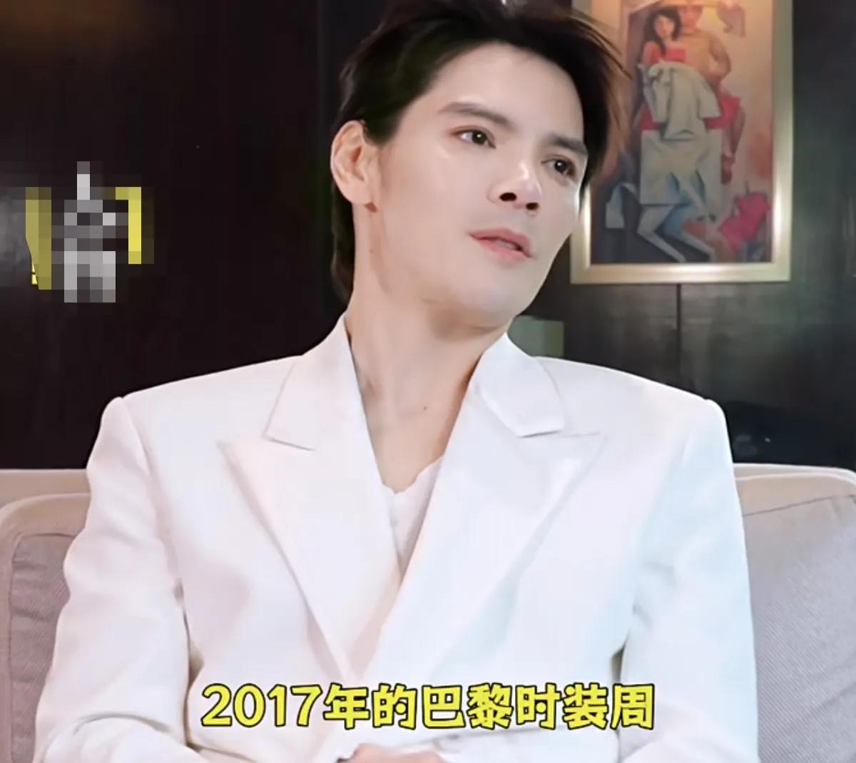 向佐回忆和妻子郭碧婷初遇，说:“2017年的巴黎时装周，两个人不认识然后被拉在一