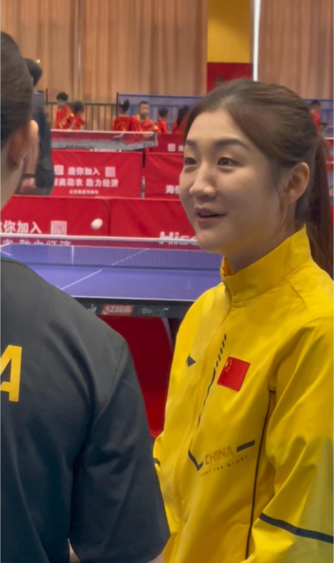 又见陈梦，现在拿着乒乓球拍，阳光明媚，最好的样子就是和乒乓球一起，热爱可以抵挡万