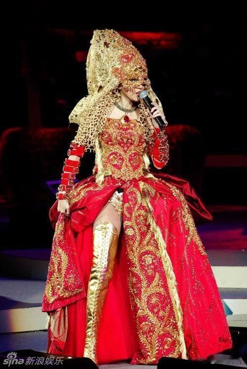 梅艳芳被喻为是“百变天后芳华绝代”为什么她由19岁出道不久就在乐坛拥有那么高