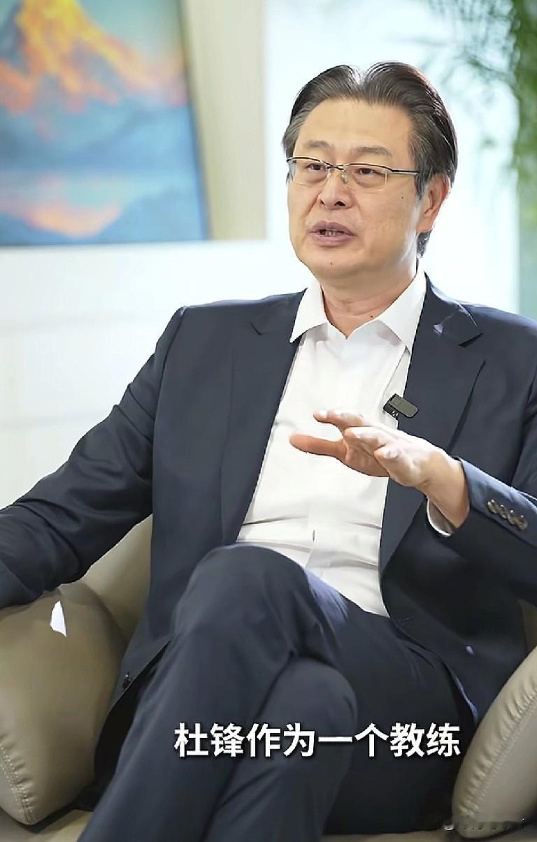 宋涛为杜锋出谋划策！广东男篮丢掉第3名后，杜锋身上压力越来越大。对于这位教练的